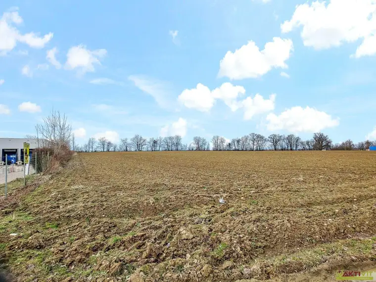 Großes Betriebs-Baugebiet direkt an der Autobahn A8! - Großes Potential als Pacht oder Baurecht. - An der Grenze zu DE.