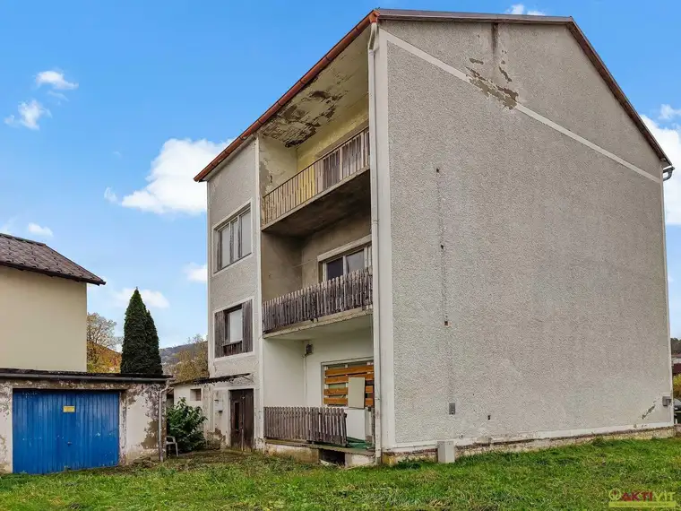 Zinshaus mit Potential zentral in Voitsberg. - Bahnhof und Hauptplatz fußläufig. - Genehmigte umfassende Sanierung.