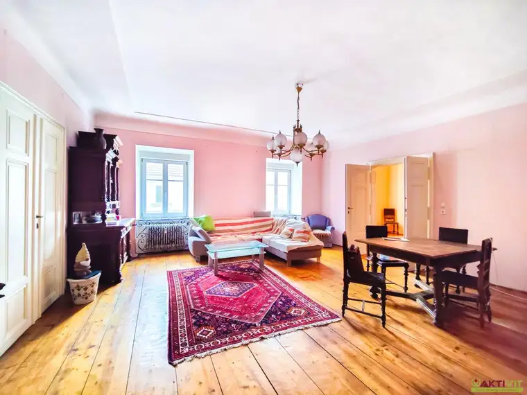 Viel Raum für Ihre Träume auf über 450 m²! - Wohnung mit großem Rohdachboden und Potential! - Zentral nahe dem Hauptplatz.