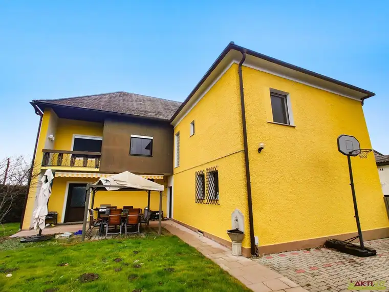 Großes Wohnhaus 4 Min. vor Leibnitz. - Vielfältiges Potential mit Aus- oder Zubau.