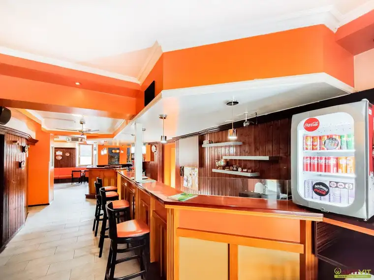 Anlageobjekt mit vermieteter Pizzeria, Wohnung und Pachtflächen in guter Lage.