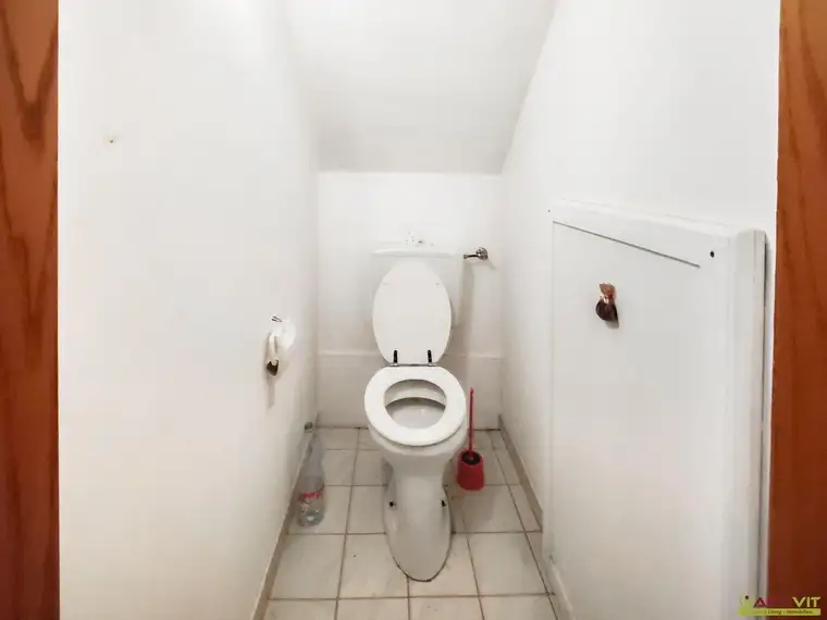 Anlageobjekt mit vermieteter Pizzeria, Wohnung und Pachtflächen in guter Lage.