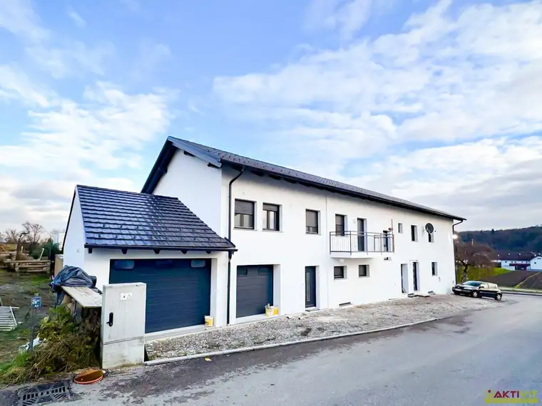 Modern saniertes Mehrfamilienhaus mit Pool, Garten und 14 Stellplätzen in Wallern.