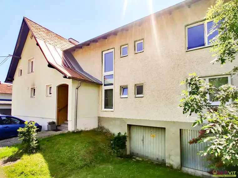 Vollrenovierte Eigentumswohnung mit Balkon, Garten und Garage in ruhiger Lage.