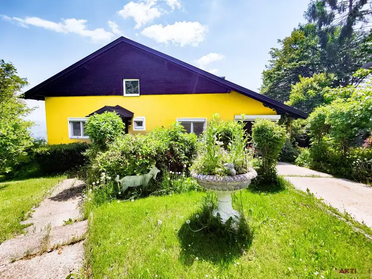 Charmantes Haus in erhöhter Lage mit Weitblick und Potenzial.
