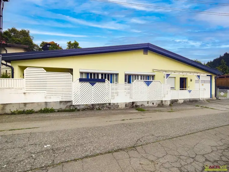 Gepflegtes Stadthaus mit viel Platz auf zwei Ebenen. - Inkl. Wellnessbereich und großer Terrasse.