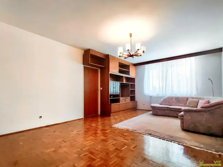 Zentral gelegene 3,5-Zimmer-Wohnung in Grieskirchen – sofort bezugsbereit und vollmöbliert.