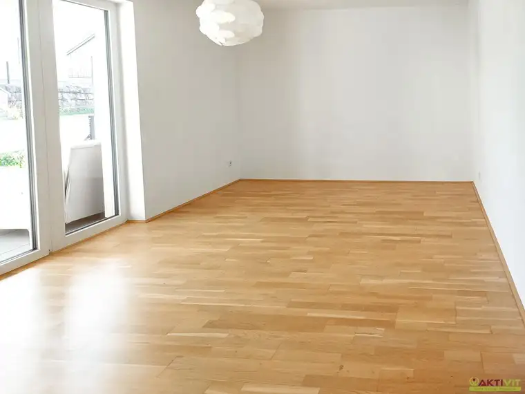 Neuwertige 2-Zimmer-Neubauwohnung mit Eigengarten in Eggelsberg.