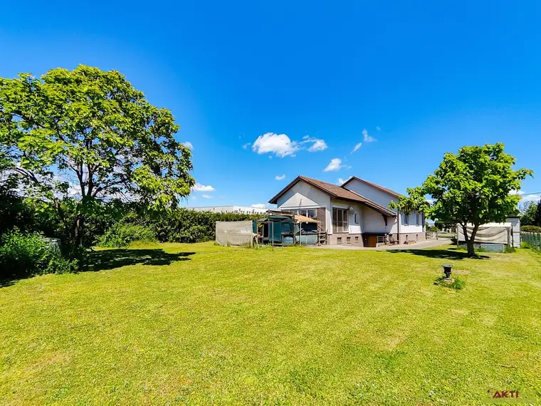 Familienfreundliches Haus mit großem Garten, Ausbaupotenzial, Wintergarten, Kamin und viel Platz zur Entfaltung.