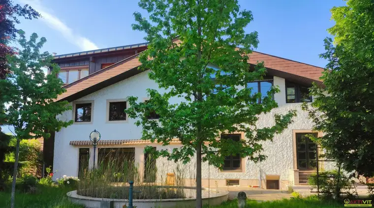 Wohnen &amp; Arbeiten vereint – Großzügiges Wohnhaus mit Bürokomplex in Villach-Lind