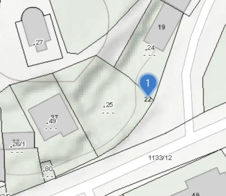 Sonniges Baugrundstück in ruhiger Lage mit Weinkeller max. 4 Wohneinheiten