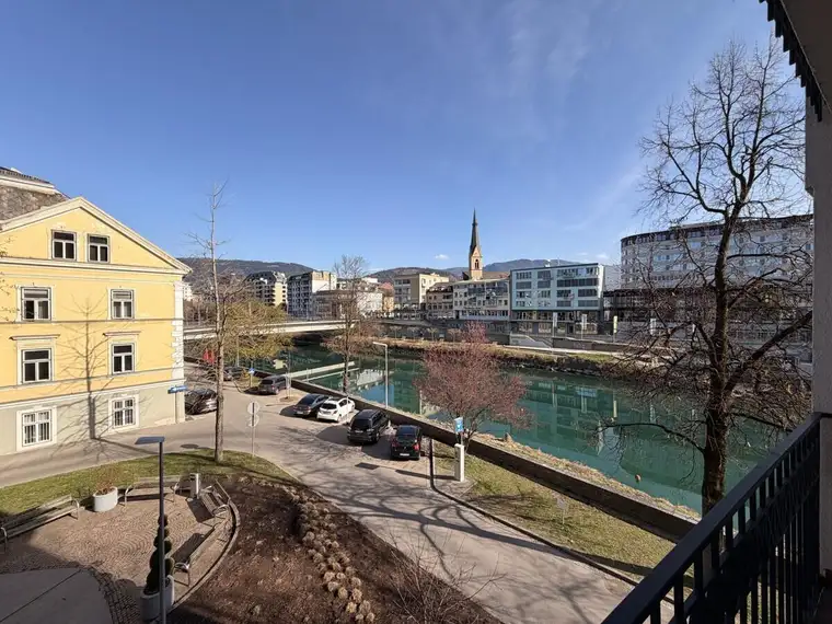 Zentrale, vielseitig nutzbare Büro- und Wohnfläche in Villach mit Drau-Blick