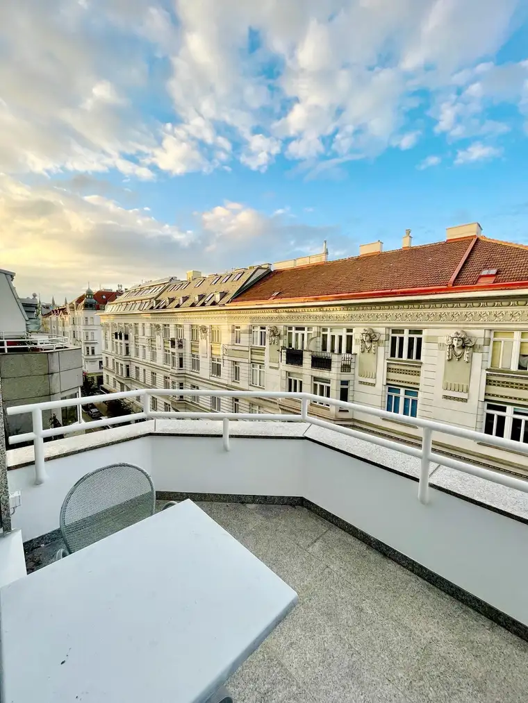 Hell beleuchtete Wohnung in der Josefstadt mit Balkon