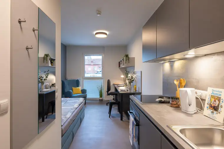 Top-moderne, voll ausgestattete Wohnungen im Zentrum von Graz. Das perfekte Zimmer für deine Studienzeit. Zimmer ab 725 €/Monat. All-inclusive-Miete. Eigenes Bad und Kitchenette in allen Wohnungen.