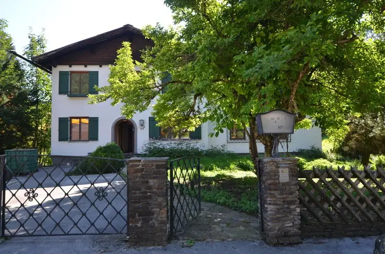 Wohnhaus mit Doppelgarage samt Grundstück