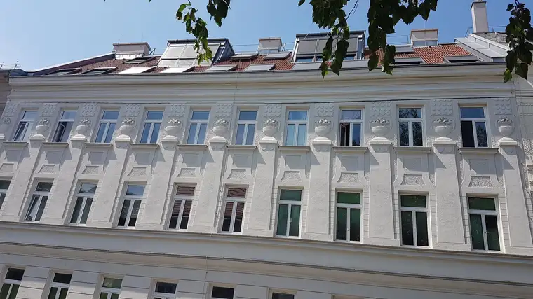 Freundliche 2,5-Zimmer-EG-Wohnung mit Balkon in Wien, Top saniert