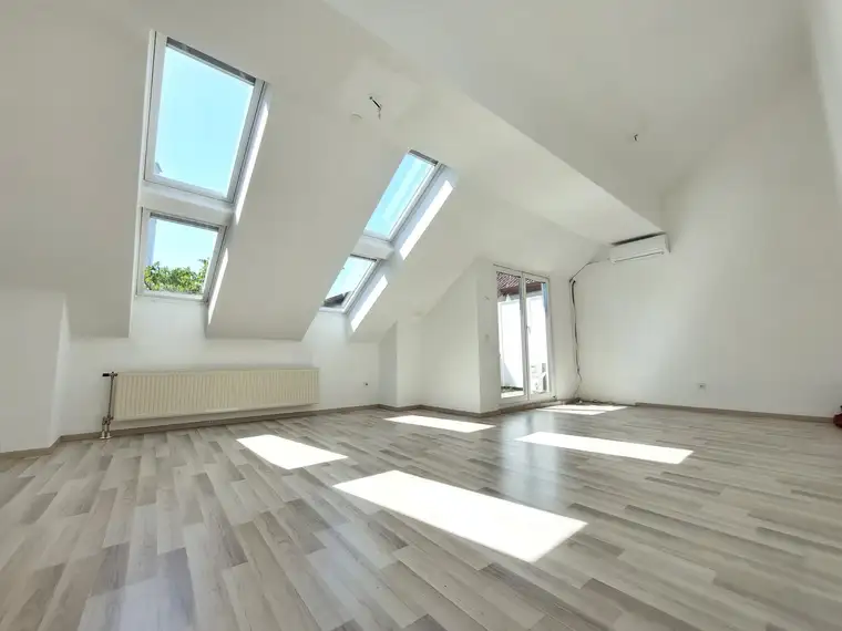 PRIVAT!_Herrliche 3-Zimmer Dachgeschosswohnung mit Terrasse