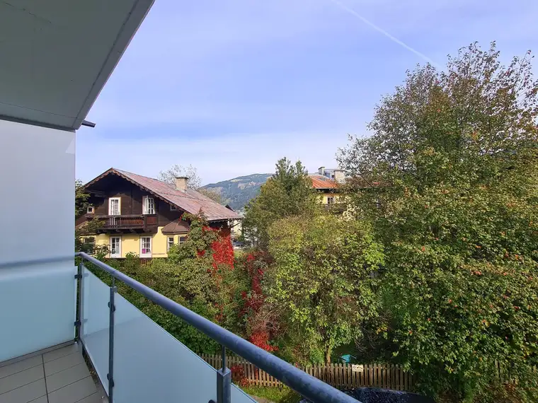 MODERNE STADTWOHNUNG IN ZELL AM SEE top Lage, mit großem Balkon und herrlichem Blick in´s Grüne