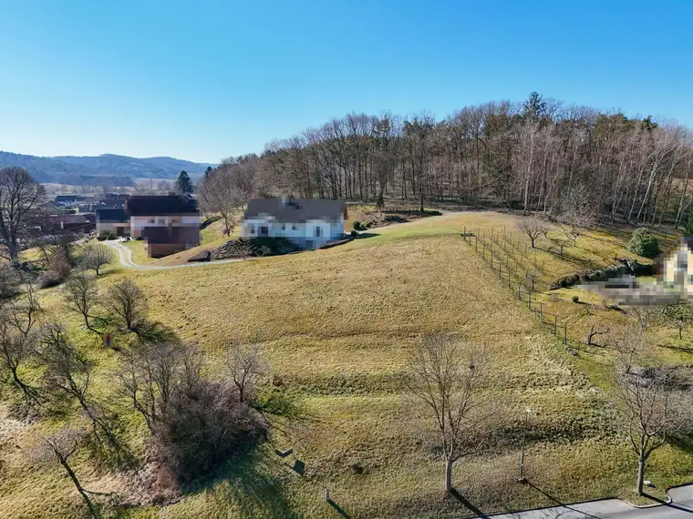 Großes sonniges Baugrundstück mit Weitblick