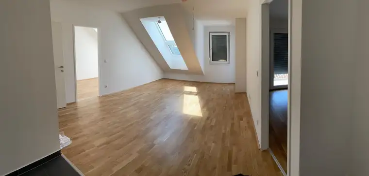 AB 1. DEZEMBER 2026: Klimatisierte 3-Zimmer-Dachgeschosswohnung + 2 Parkplätze in Hollabrunn