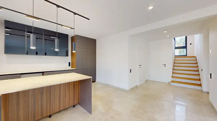 Stilvolle Doppelhaushälfte mit Pool, Designküche und Wohlfühlambiente