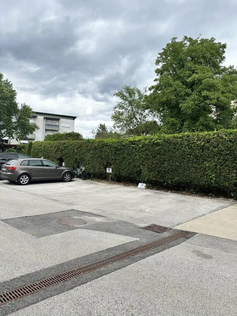 extra breiter Außenstellplatz in gefragter Wohnlage zu verkaufen– sofort verfügbar