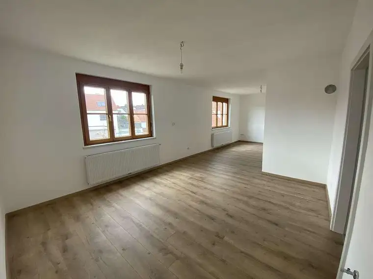 Erstbezug: Helle freundliche Wohnung im 2-Familienhaus in absoluter Ruhelage in Krems/ Egelsee mit Garage und großzügigem Abstellraum