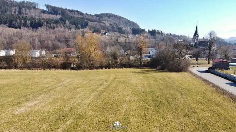DEIN ZUHAUSE auf diesem Grundstück in zentrumsnaher Ruhelage in Bruckmühl/Ottnang? KEIN BAUZWANG