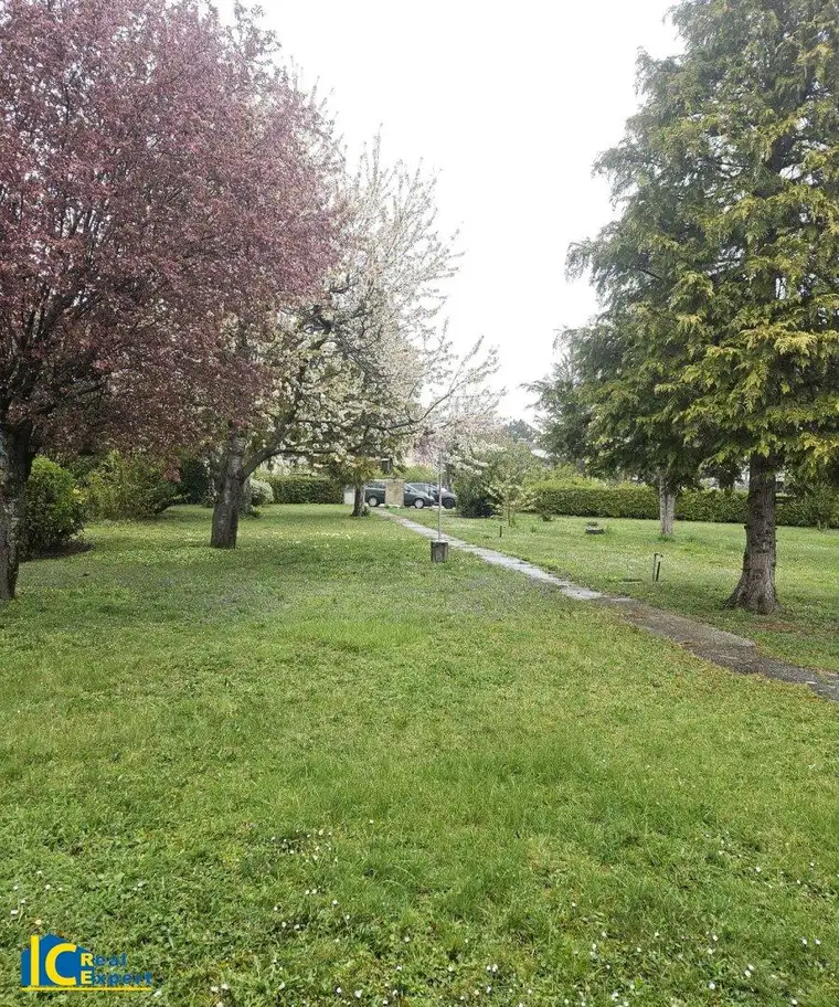 Bad Vöslau, parkähnlicher Grund mit kleinem Wohnhaus