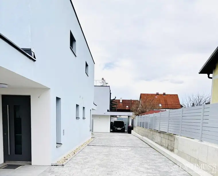Moderne Doppelhaushälfte mit 2 Terrassen ,Eigengarten und Stellplatz in Bestlage von Gerasdorf / Oberlisse!