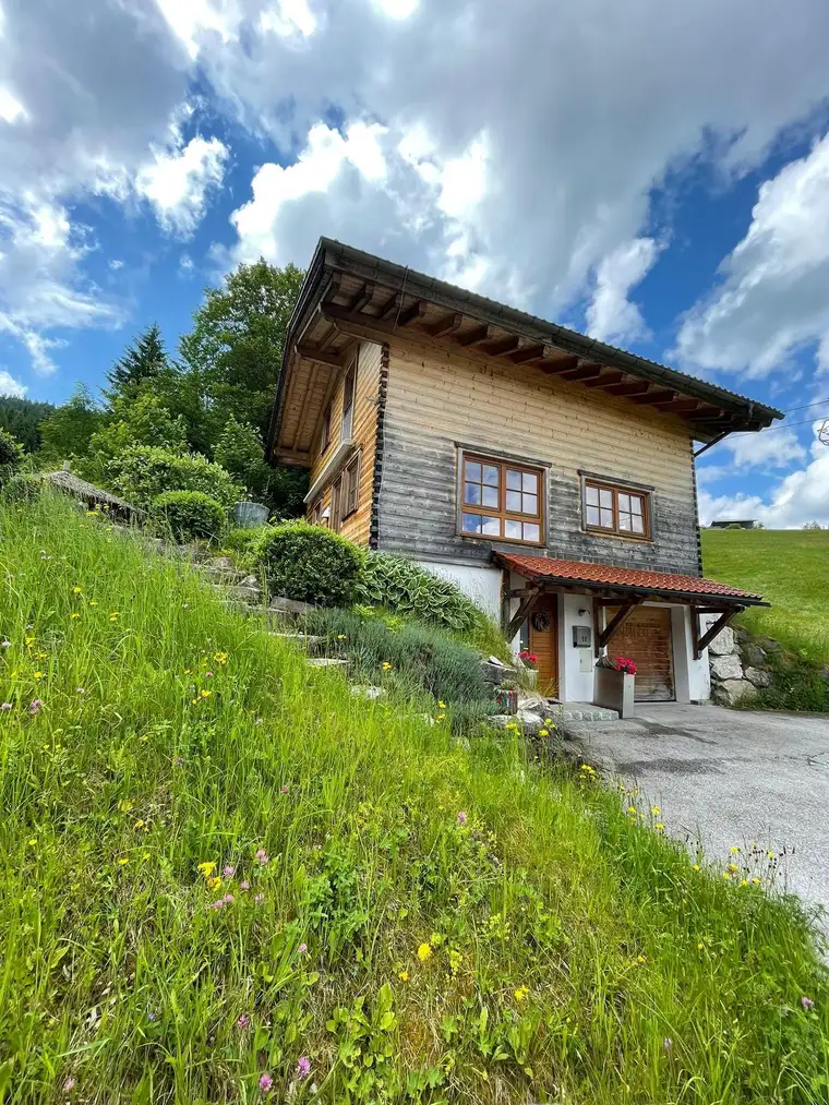 Holzblockhaus an der Skipiste
