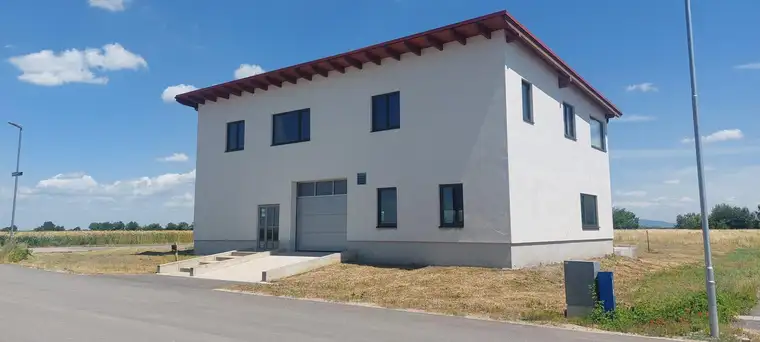 Neuwertiges Betriebsobjekt in Orth an der Donau – Ihr Raum für Erfolg! 620.000€
