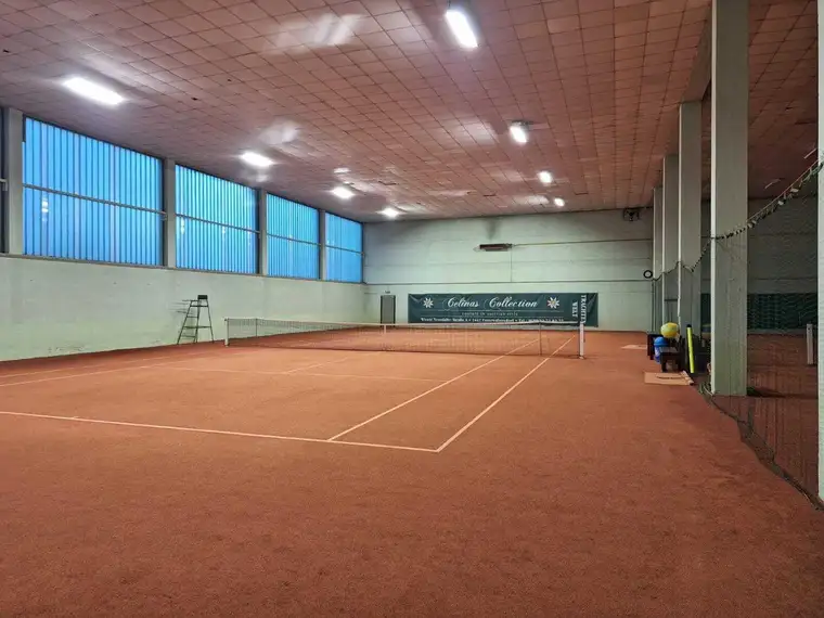 Einzigartige Investitionsmöglichkeit - Etablierte Tennishalle mit Gastronomie, Wellness- und Fitnessbereich.