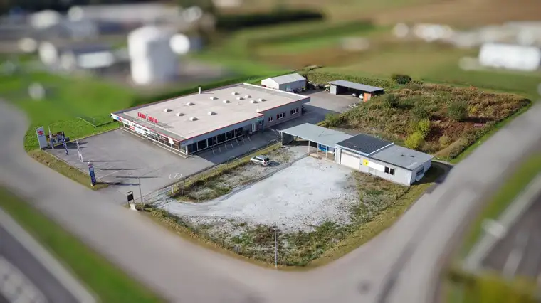 Gewerbeimmobilie mit Top-Verkehrsanbindung und vielseitigen Nutzungsmöglichkeiten