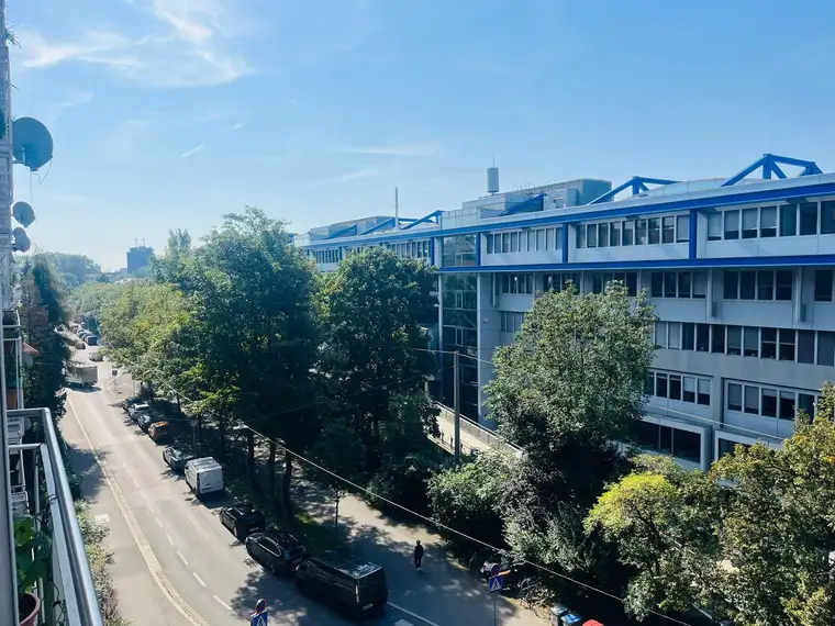Sonniger Studentenhit gegenüber der KF Uni Graz