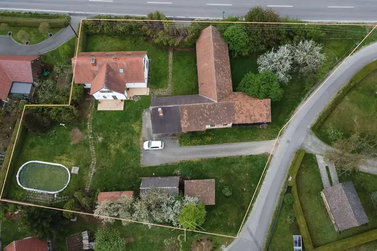Nähe Leibnitz: Großes Einfamilienhaus mit Wirtschaftsgebäude | großer Garten