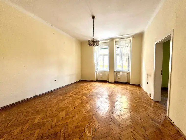 Herz-Jesu-Viertel: Sanierungsbedürftige Altbauwohnung | 2 Zimmer | Balkon | Ruhelage