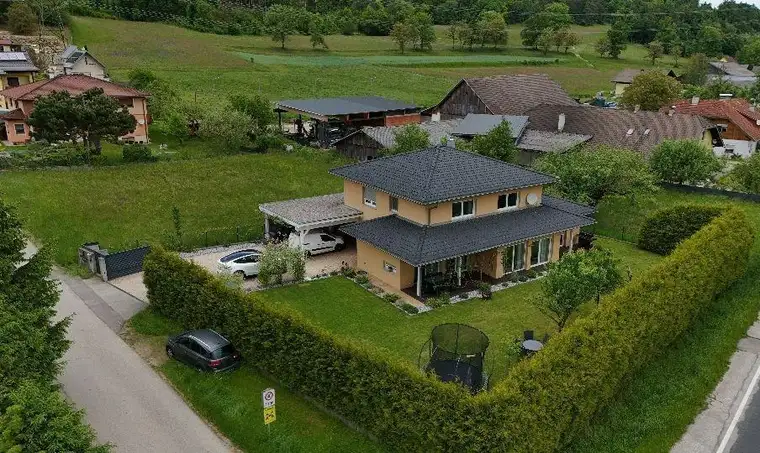 Großzügiges Familienhaus im modernen Stil am Stadtrand von Klagenfurt