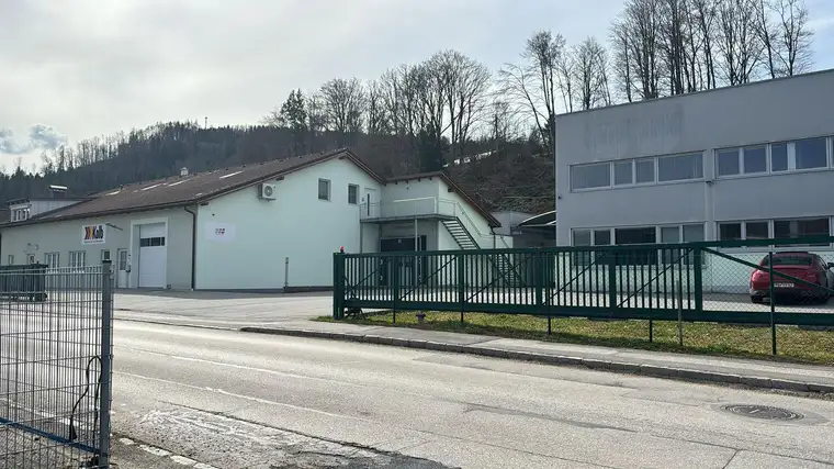 Auslieferungslager | Lagerhallen mit Personal und Büroflächen zu vermieten | 2 Min. Entfernung von Autobahn A1 Regau | PINSDORF