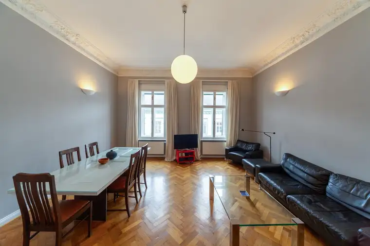 Repräsentative Altbau Wohnung in Grazer Bestlage