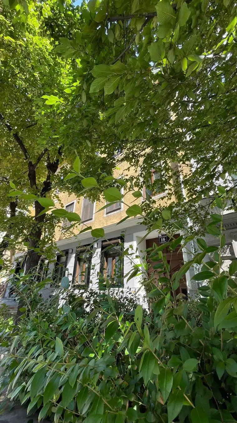 CHARMANTES WOHNJUWEL IN ABSOLUTER RUHELAGE, NEBEN SCHÖNBRUNN: 33 m2, 5% RENDITE!! Provisionsfrei