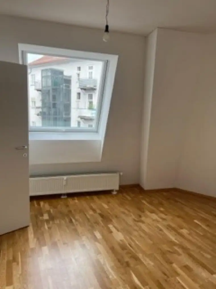 Lichtdurchflutete, sehr zentral gelegene 3 Zimmerwohnung- davon zwei Schlafzimmer, 1 Wohn-/ Essbereich mit Küchennische, Keller, Lift, mit Schlossbergblick, barrierefrei, nähe Südtirolerplatz