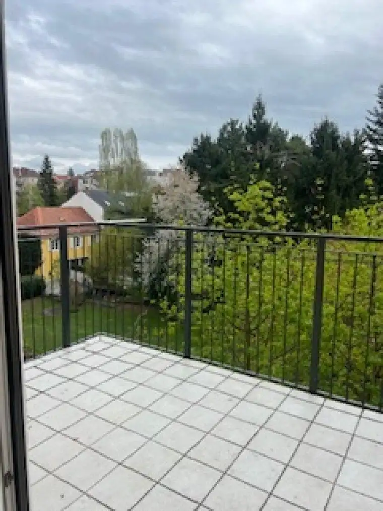 Moderne lichtdurchflutete 3-Zimmer Altbauwohnung in Graz, Nähe Herz Jesu Kirche: Viel Platz, Balkon und top Ausstattung!