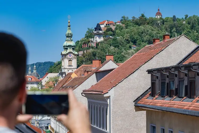 Im Herzen der Grazer Altstadt: Traumhaft schöne Dachgeschoßwohnung mit Klimaanlage in bester Innenstadtlage: 3 Zimmer, 89m², Terrasseneinschnitte sind genehmigt und geplant!