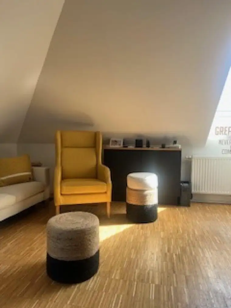 Schlossbergblick hat die wunderschöne 3-Zimmer-Dachgeschosswohnung – lichtdurchflutet, gepflegt mit Klimaanlage und Wohnküche von Tischlerhand!