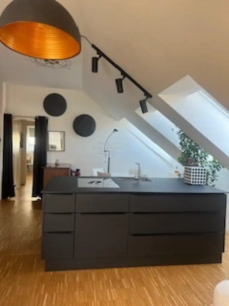 Schlossbergblick hat die wunderschöne 3-Zimmer-Dachgeschosswohnung – lichtdurchflutet, gepflegt mit Klimaanlage und Wohnküche von Tischlerhand!