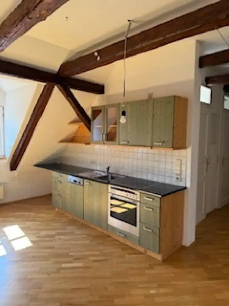 Stilvolles Wohnen: WG- Hit! Dachgeschosswohnung in Zentraler Lage, gepflegt und lichtdurchflutet- Ihr neues Zuhause wartet!