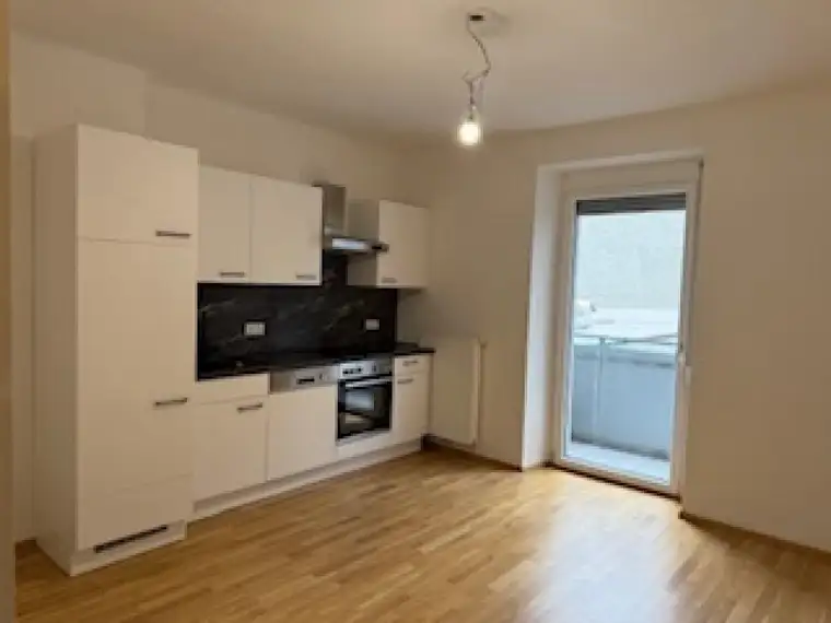 Schöne, sanierte Altbauwohnung mit Balkon nähe Hauptbahnhof Graz, 2-Zimmer-Wohnung, Küche/Essen mit Balkon in den Innenhof