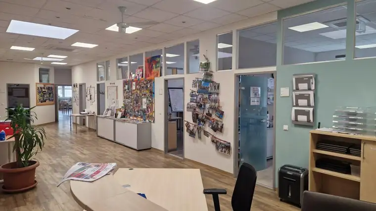 Moderne Bürofläche 160 m² in Graz EG, 4 Zimmer, Top Ausstattung mit kleiner Teeküche, Kundenparkplätze vorhanden, ADAPTIERBAR mit dem Büro/Ordination im ersten Stock mit