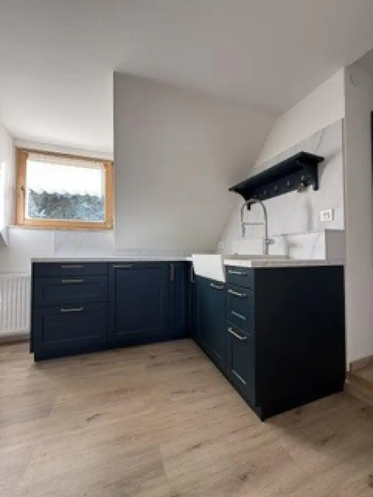 Sehr charmante, lichtdurchflutete 2-Zi-Wohnung: Schlafzimmer, Küche/Essen/Wohnen, im grünen Teil der Stadt, 27m², gepflegt, ideal für Singles oder Studenten